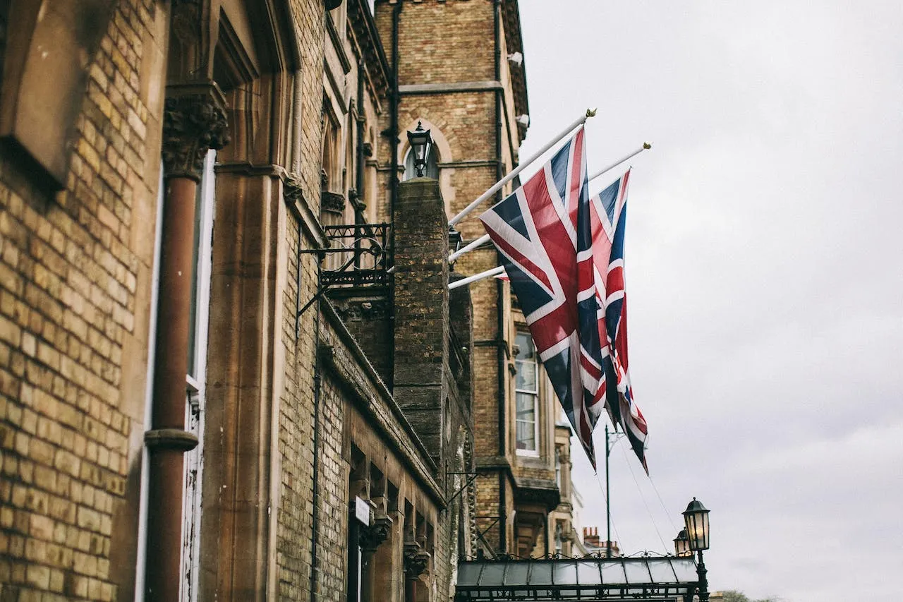 Stop aux titres de poste en anglais : décryptage et alternatives
